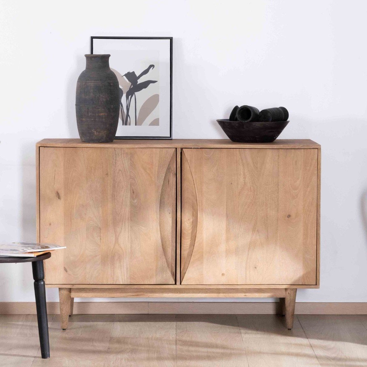 Vandana Autumn Aura sideboard in solid mango wood with 2 doors and integrated handles, Cabure design Vandana Autumn Aura sideboard in solid mango wood with 2 doors and integrated handles, Cabure design