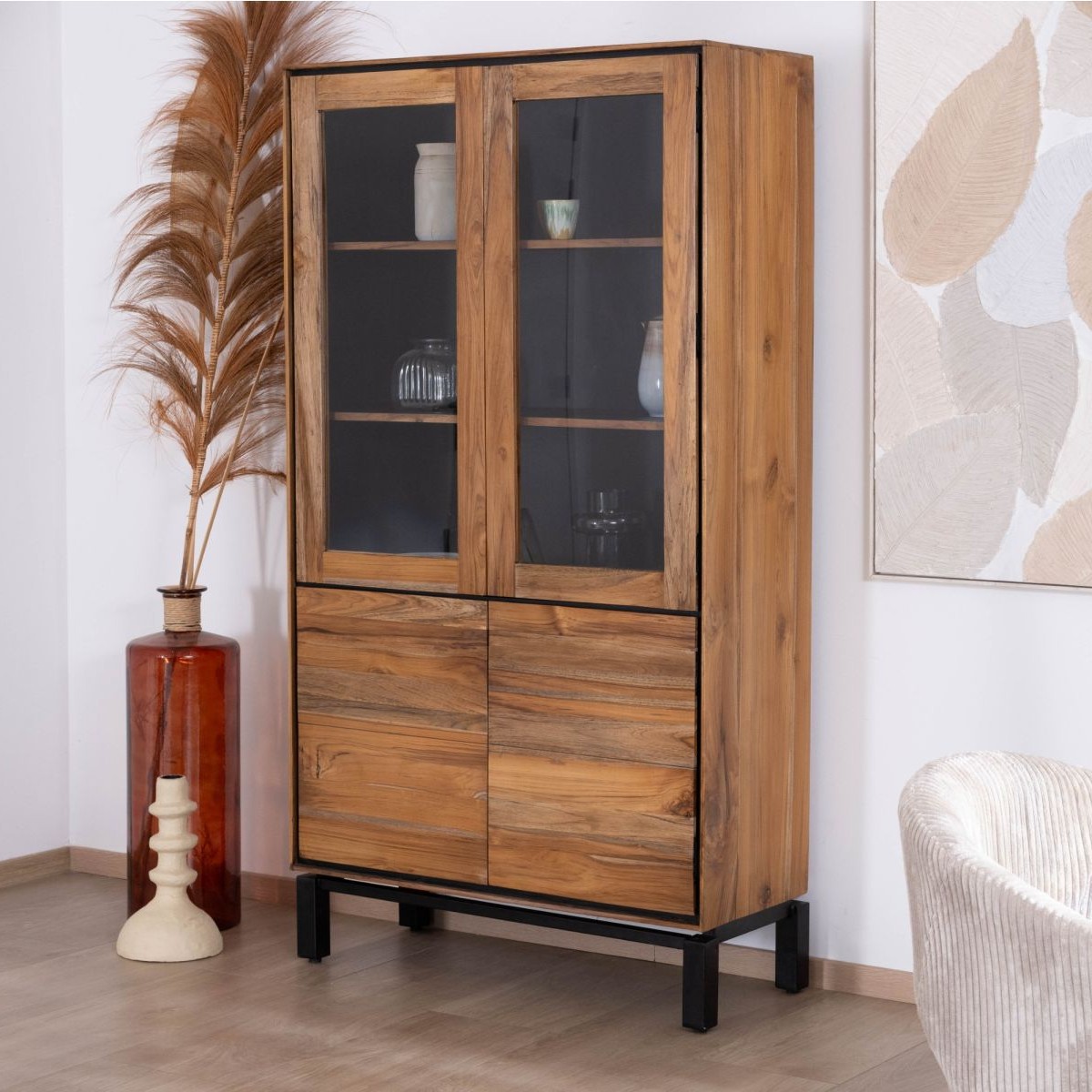 Vandana Autumn Tone-style glass-fronted sideboard Olonie in natural teak, acacia and black metal Vandana Autumn Tone-style glass-fronted sideboard Olonie in natural teak, acacia and black metal