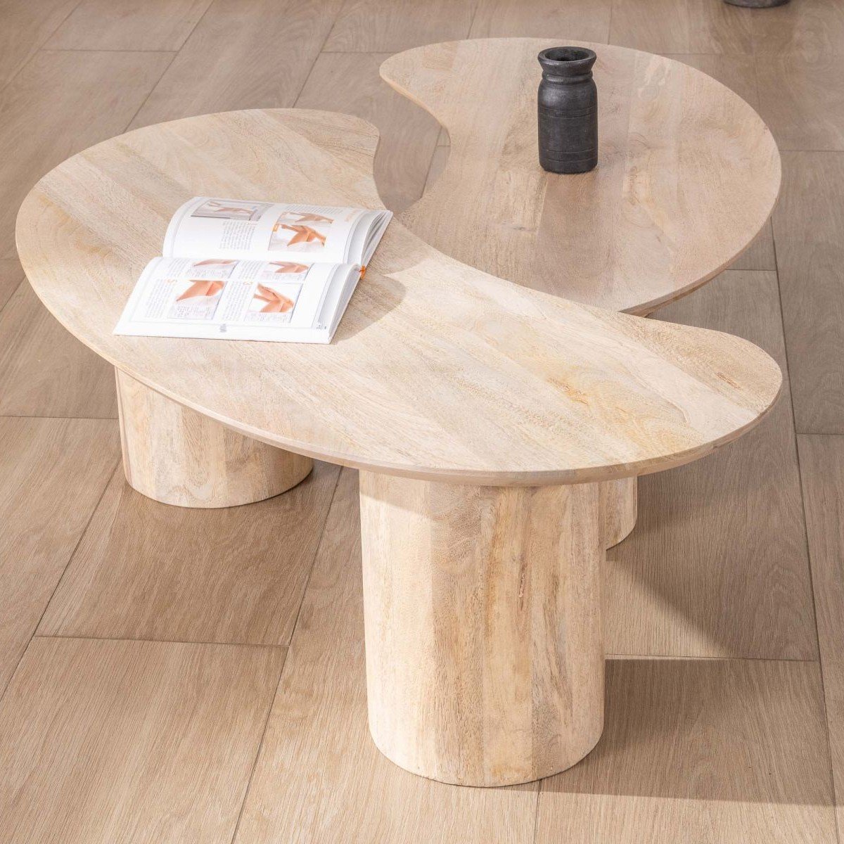 Vandana Golden Harmony bean-shaped mango wood coffee tables, Jappy style Vandana Golden Harmony bean-shaped mango wood coffee tables, Jappy style
