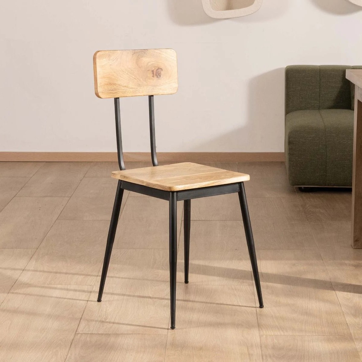 Vandana Urban Design Set of 2 industrial chairs in solid wood and black metal Atelier Kraft Vandana Urban Design Set of 2 industrial chairs in solid wood and black metal Atelier Kraft