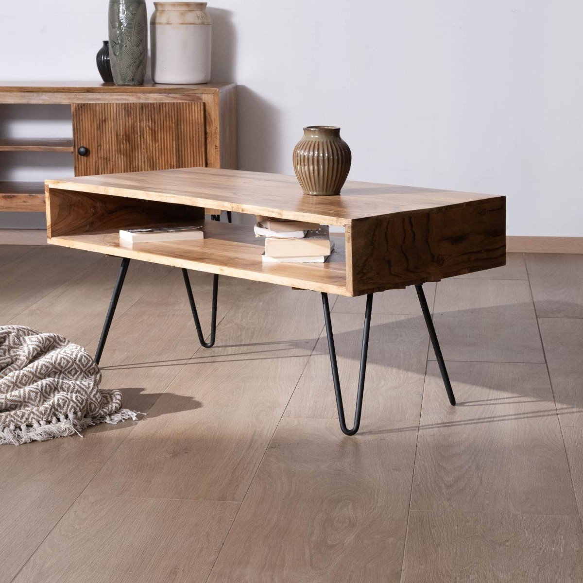 Vandana Golden Texture minimalist coffee table with acacia top and central niche Vandana Golden Texture minimalist coffee table with acacia top and central niche