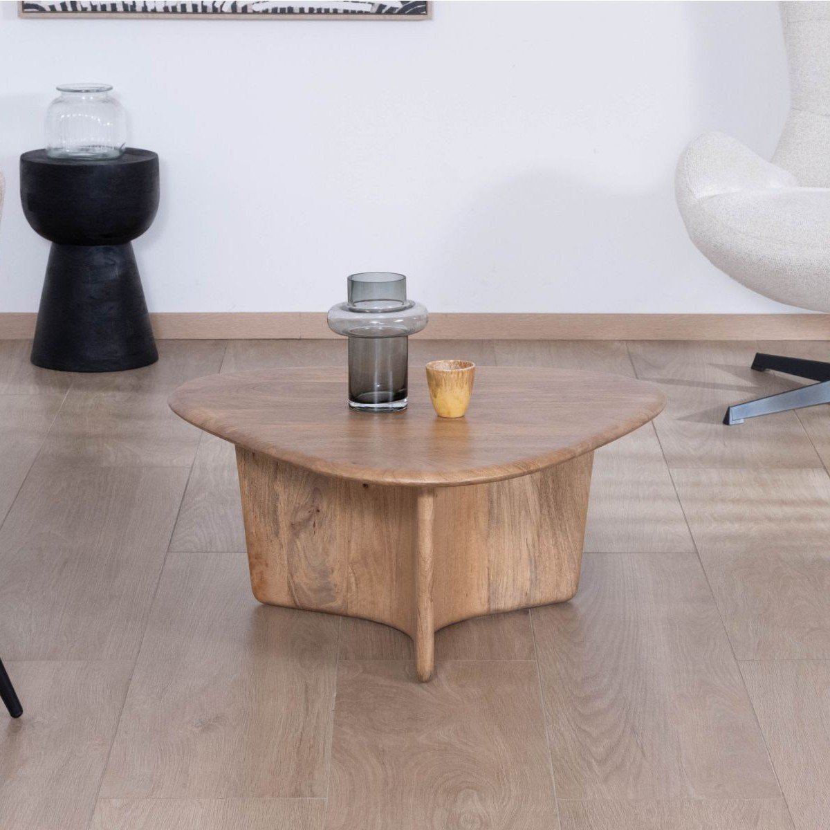 Vandana Golden Line coffee table in solid mango wood with a clean and organic design Vandana Golden Line coffee table in solid mango wood with a clean and organic design