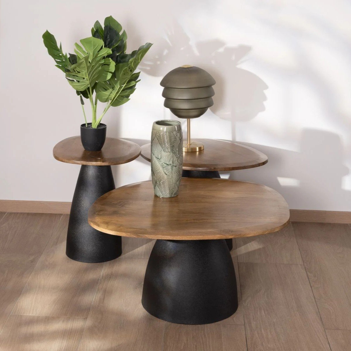 Vandana Silver Legacy Set of 3 coffee tables in wood and metal, shaped like natural pebbles Daun Vandana Silver Legacy Set of 3 coffee tables in wood and metal, shaped like natural pebbles Daun