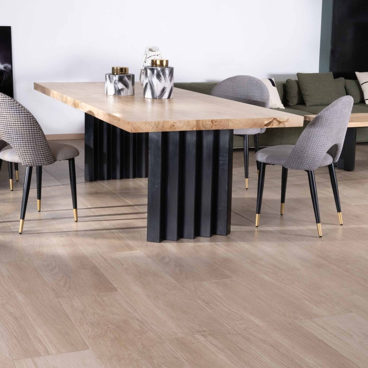 Vandana Ivory Legacy dining table 220 cm in solid wood with black pleated metal legs Audacio Vandana Ivory Legacy dining table 220 cm in solid wood with black pleated metal legs Audacio